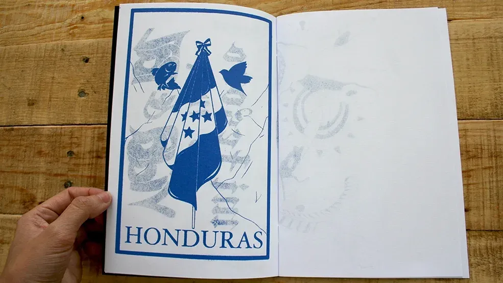 Fanzine abierto con la bandera de Honduras ilustrada en azul