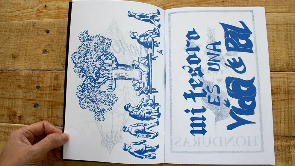 Fanzine con grabados azules de un camino y la frase Mi tesoro es una vida en paz