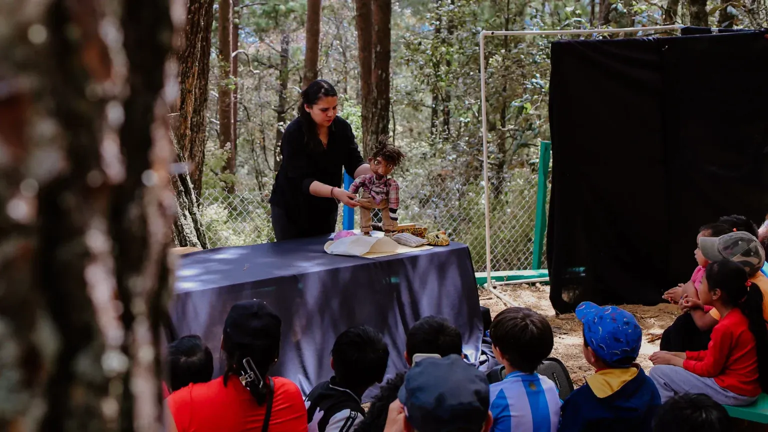 Función de títeres para niñas y niños en el bosque