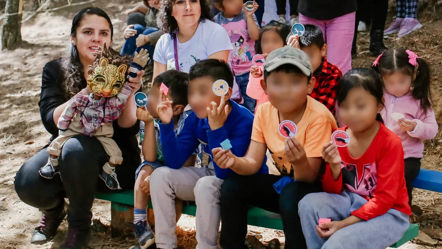 Niñas y niños muestran sus insignias de Guardianes del LAPIS