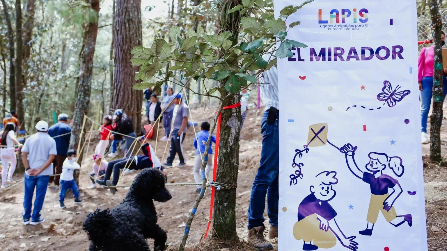 Familias recorren el espacio junto a la lona de LAPIS El Mirador