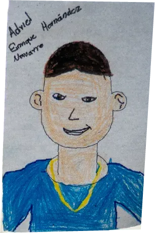 Retrato dibujado de un niño de cabello oscuro con camiseta azul
